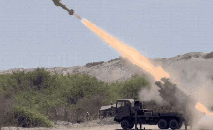 Japão dispara mísseis e afunda navio durante exercícios militares
