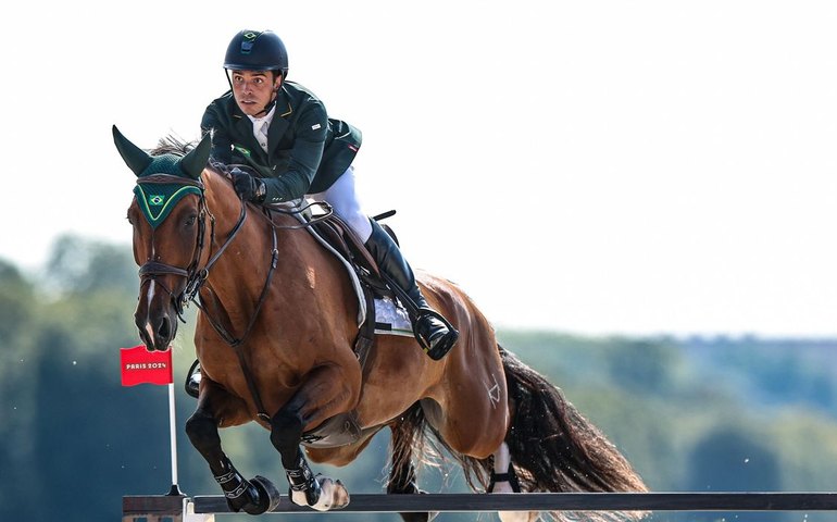 Stephan Barcha é quinto no concurso de saltos do hipismo em Paris