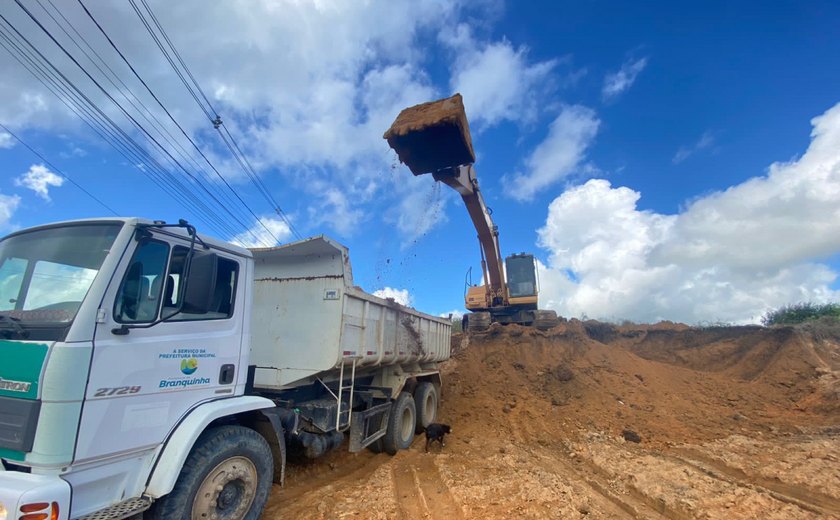 Prefeitura de Branquinha está reestruturando praça central atingida pela enchente