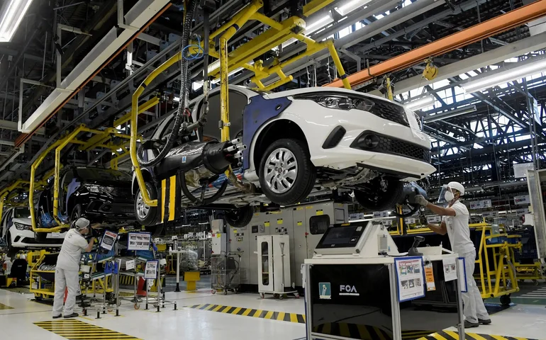 Stellantis aponta queda em entregas de veículos; em Milão, ação cai quase 1%