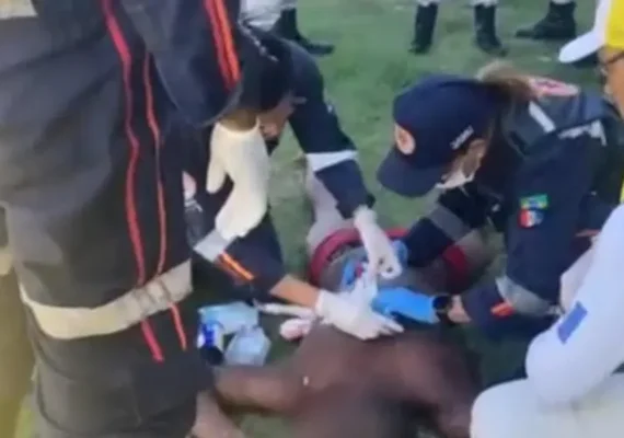 Homem é encontrado com faca cravada nas costas na orla de Maceió