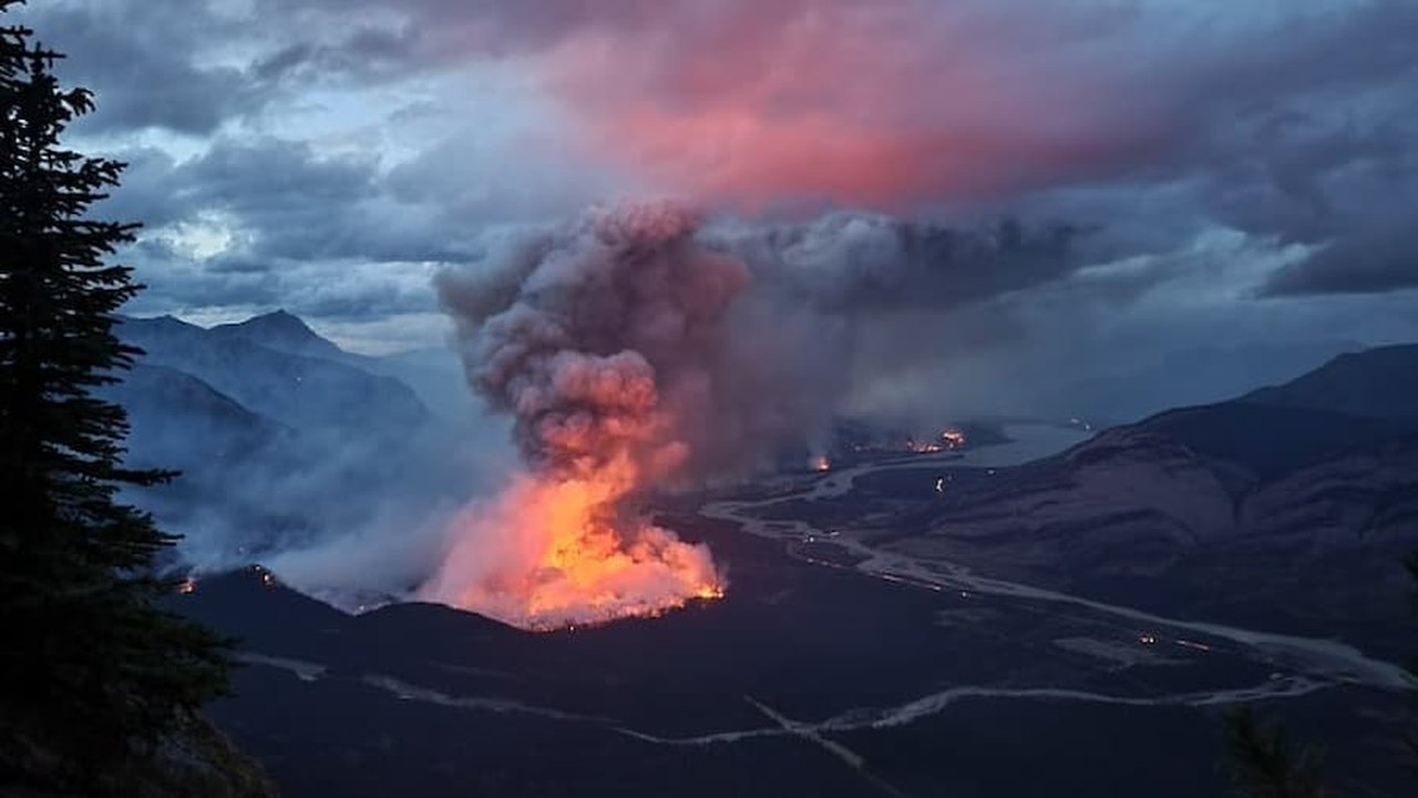 Incêndios florestais deslocam 25 mil pessoas no Canadá