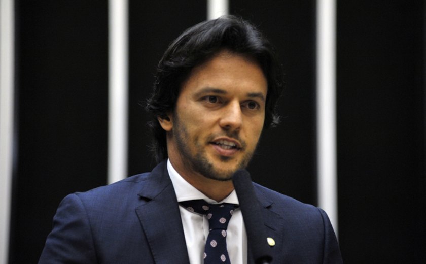 Ministro Fábio Faria afirma ter testado positivo para a covid-19