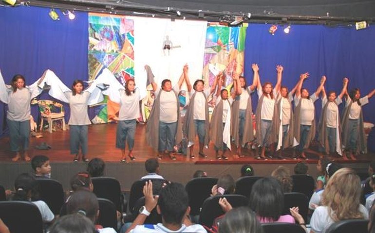 Espetáculo teatral conscientiza alunos sobre importância da reciclagem