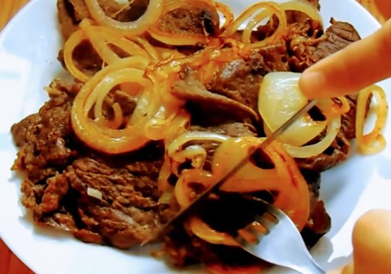 Aprenda a fazer bifes suculentos com uma dica simples de um restaurante badalado