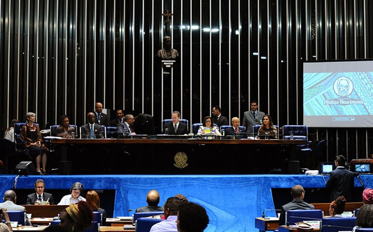 Renan entrega Comenda Abdias Nascimento em comemoração ao dia Nacional da Consciência Negra