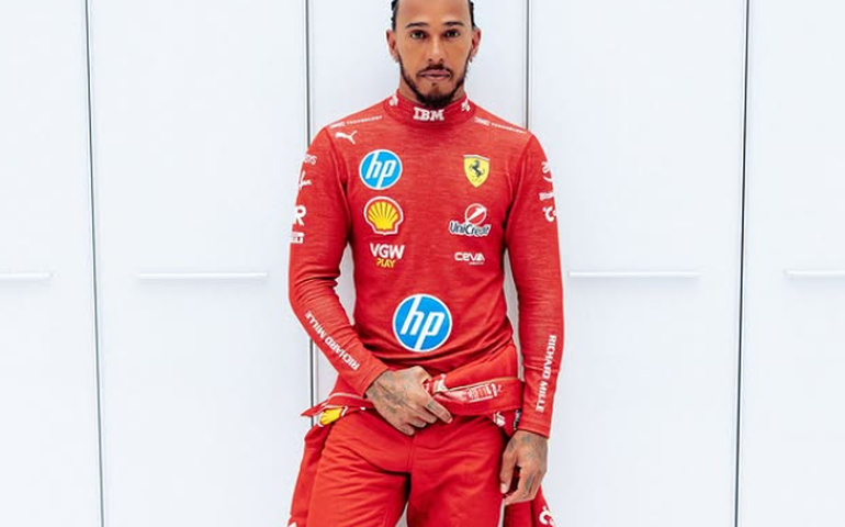 Hamilton aparece em primeira foto com macacão da Ferrari e retoma parceria com ex-treinadora