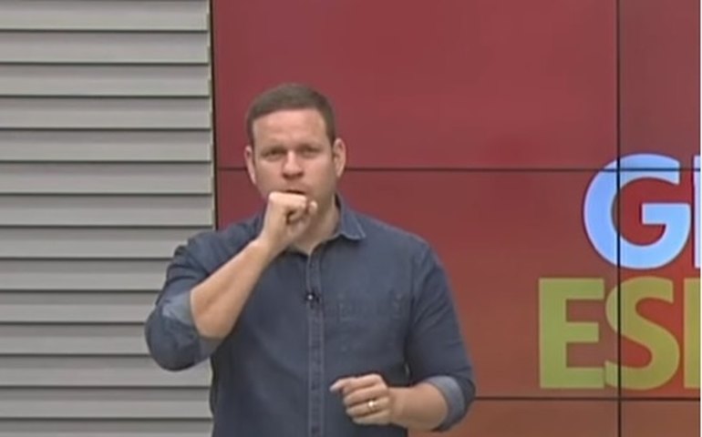 Apresentador do 'Globo Esporte' engasga ao vivo, viraliza e brinca: 'Tomar meu xarope que é melhor'