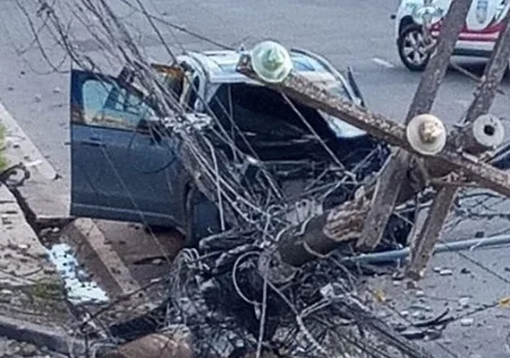 Acidente envolvendo carro de luxo deixou moradores sem energia por mais de 16 horas