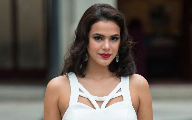 Bruna Marquezine usa calça de R$ 7 mil no Desfile das Campeãs