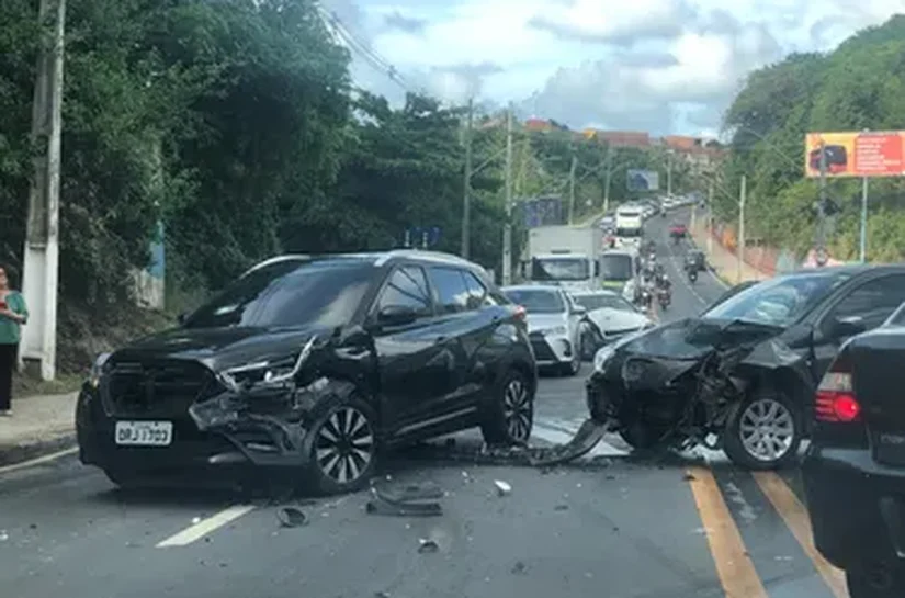 Acidente na Avenida Leste Oeste deixa mulher presa às ferragens e trânsito congestionado