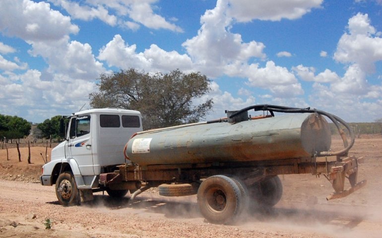 Pipeiros encerram paralisação e voltam a abastecer municípios do Sertão
