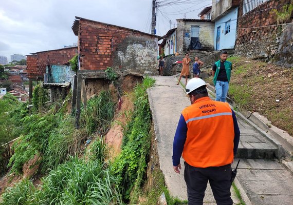 Maceió entra em alerta máximo após mais de 500 ocorrências causadas pelas chuvas