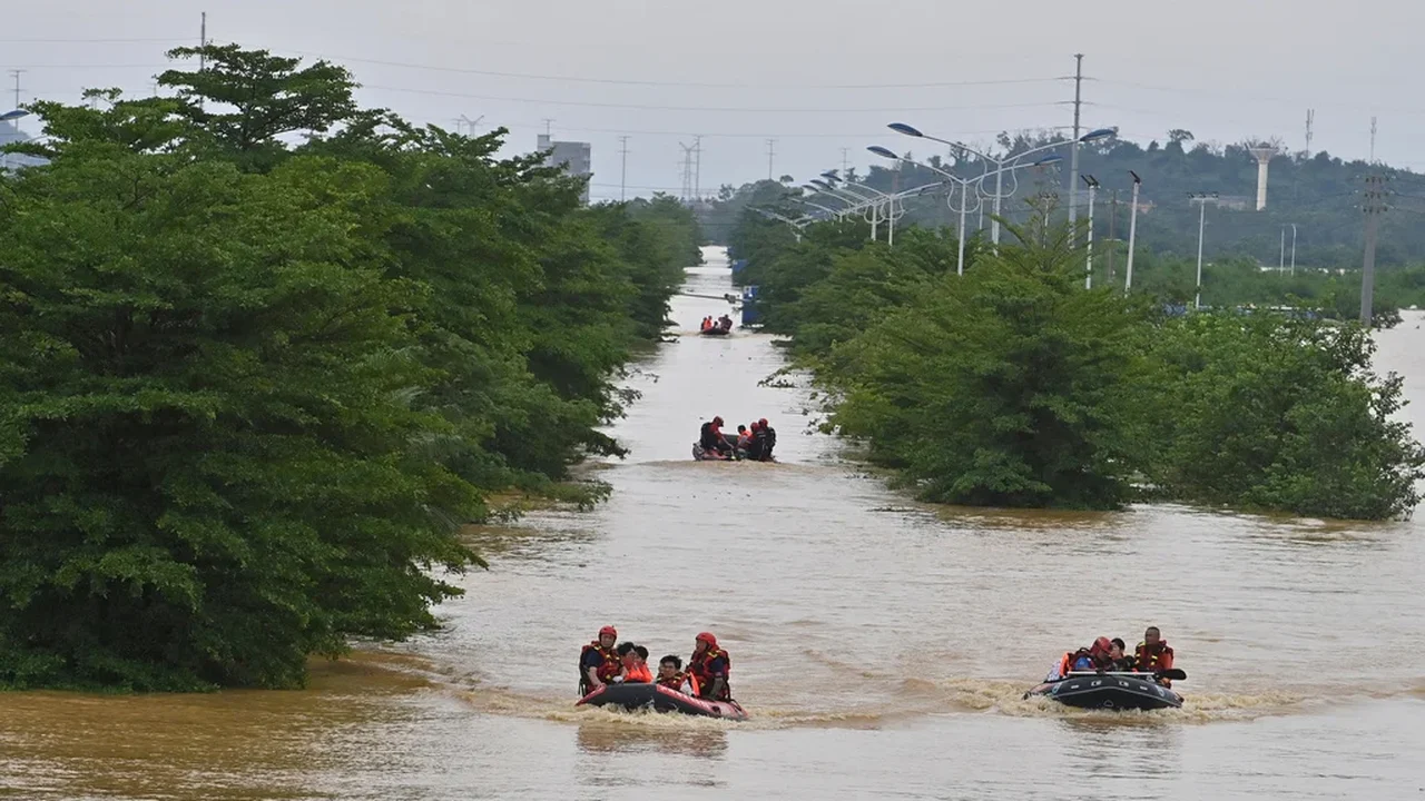 Inundações causadas por dias de fortes chuvas no sul da China deixaram 39 mortos.