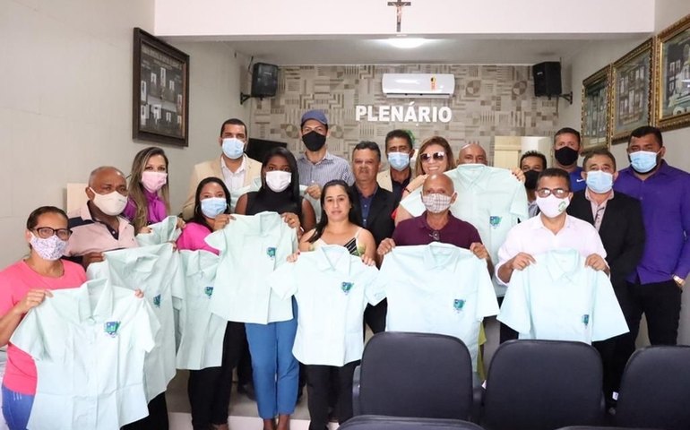 Câmara de Santana Mundaú entrega fardamento a servidores