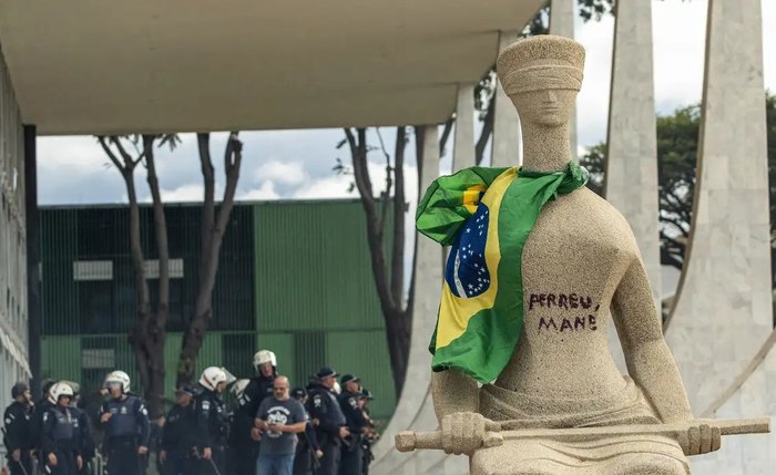 Estátua pichada Estátua pichada