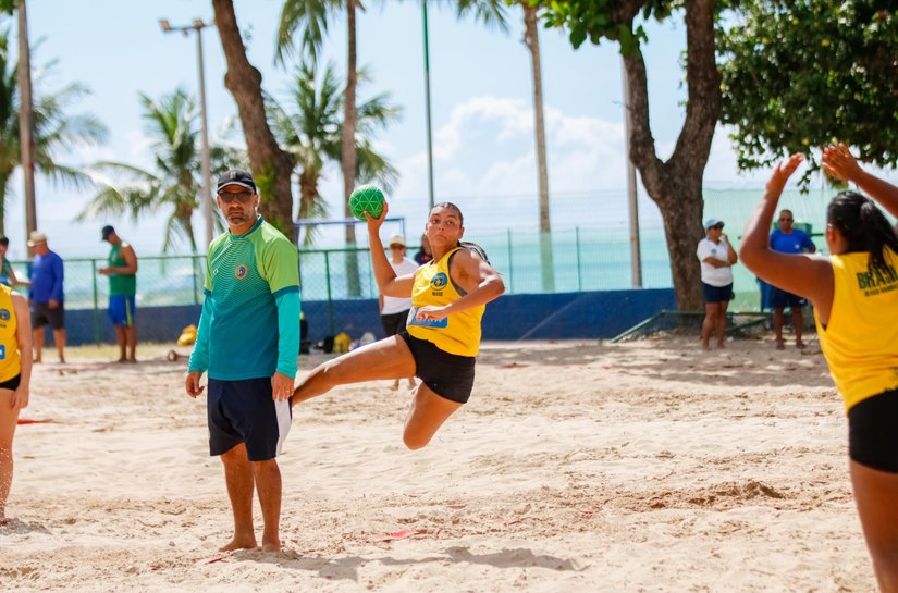 Governo de Alagoas apoia fase de treinamentos de seleções de handebol de praia em Maceió