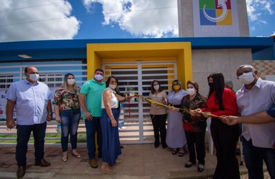 Prefeita de Santana entrega mais uma escola reformada e a 7ª quadra poliesportiva em 2021