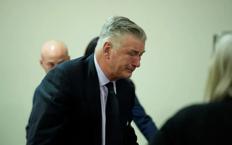 Promotora do caso Alec Baldwin pede ao juiz que reconsidere anulação do julgamento