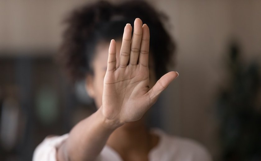 Homem embrigado é preso após agredir companheira