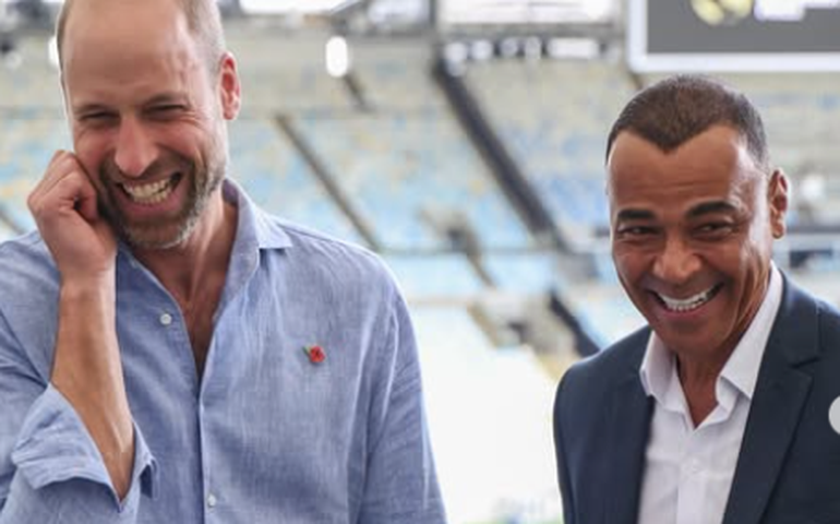 Irmãos da Praça Seca jogam bola com Príncipe William no Maracanã: 'Deixei ele fazer o gol'