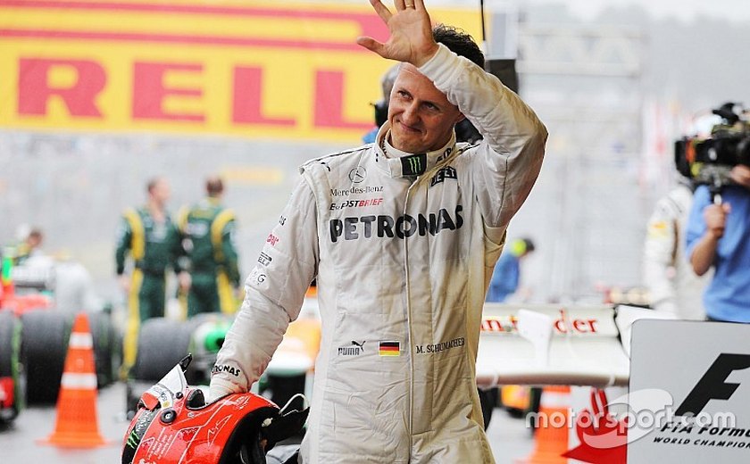 Revista diz que Schumacher voltou a andar; assessoria nega