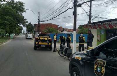 Agentes da SMTT recuperam moto com registro de furto durante fiscalização