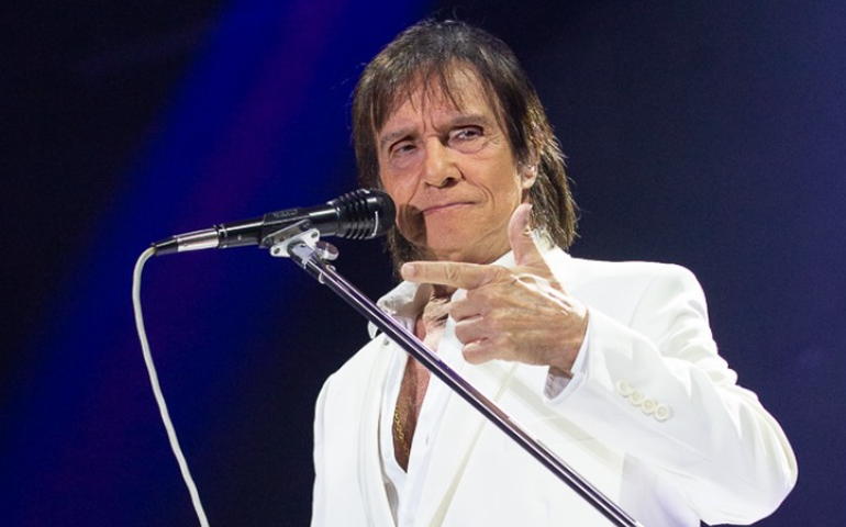 Roberto Carlos se irrita, dá bronca em público e ameaça parar show