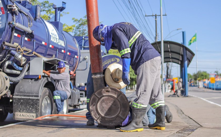 Em um mês, mais de 245 toneladas de entulho foram retiradas de galerias pluviais em Maceió