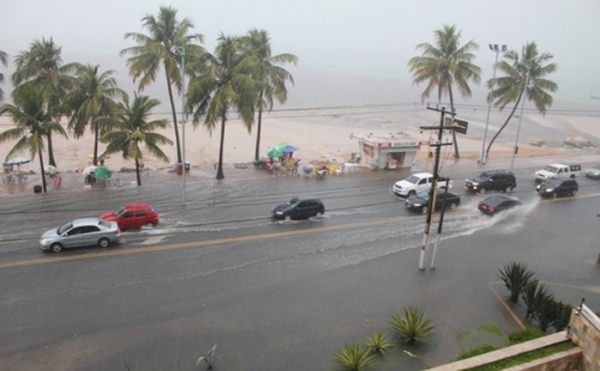 Chuvas fortes causam estragos há anos em Maceió