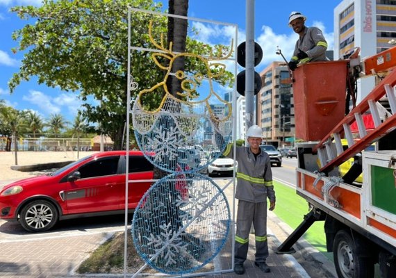 Maceió se prepara para Natal com árvores gigantes e corredor de luzes na orla