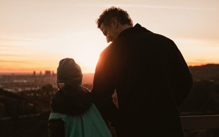 Lucas Lima publica foto rara do filho com Sandy; veja