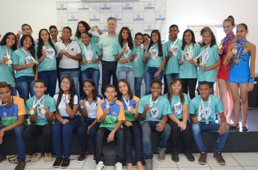 Alunos coruripenses medalhistas do Jeal são homenageados na Semed