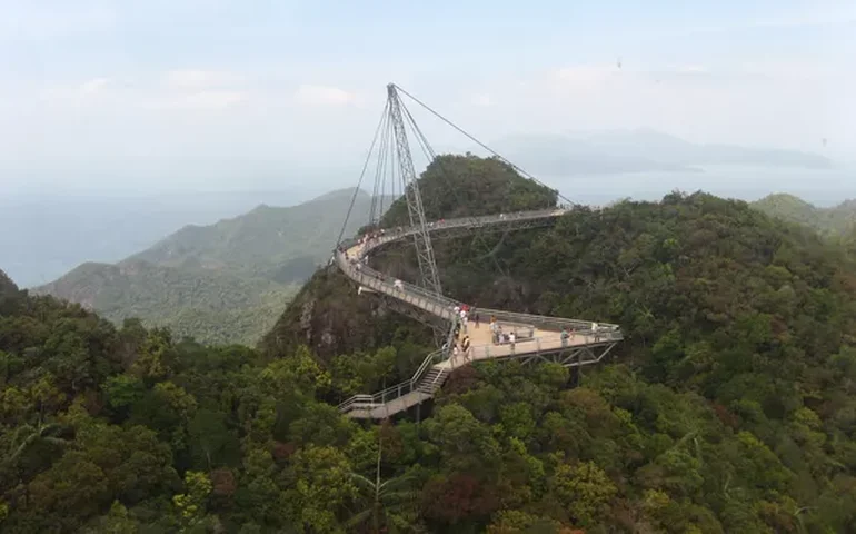 Transparência assustadora: Índia inaugura a maior ponte de vidro do país com 55 metros de pura adrenalina e vistas impressionantes
