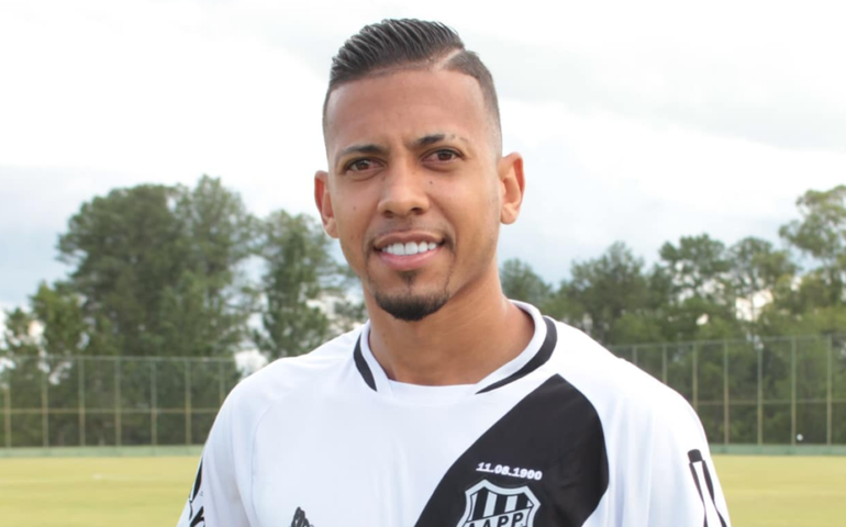 Ponte Preta anuncia a contratação de lateral-direito Weverton por empréstimo