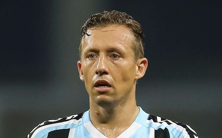 Problema cardíaco afasta Lucas Leiva do Grêmio por pelo menos dois meses