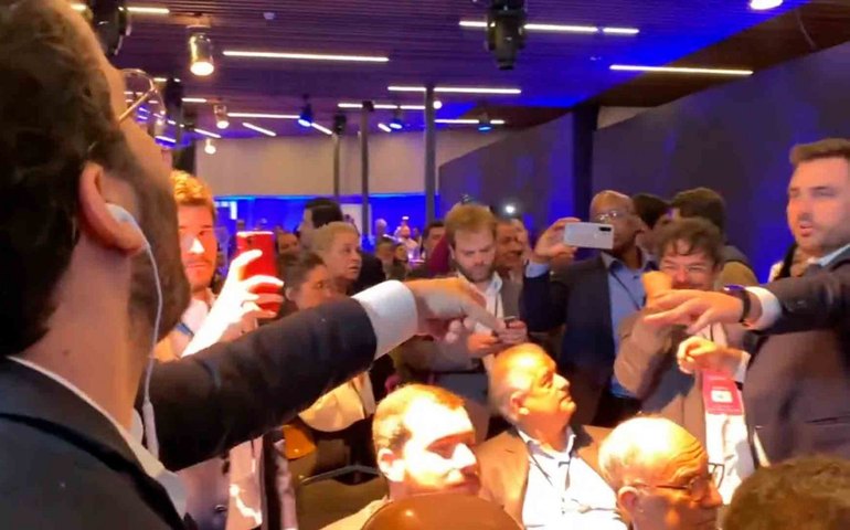 Janones briga com Adrilles e Nikolas durante debate e Band mobiliza seguranças