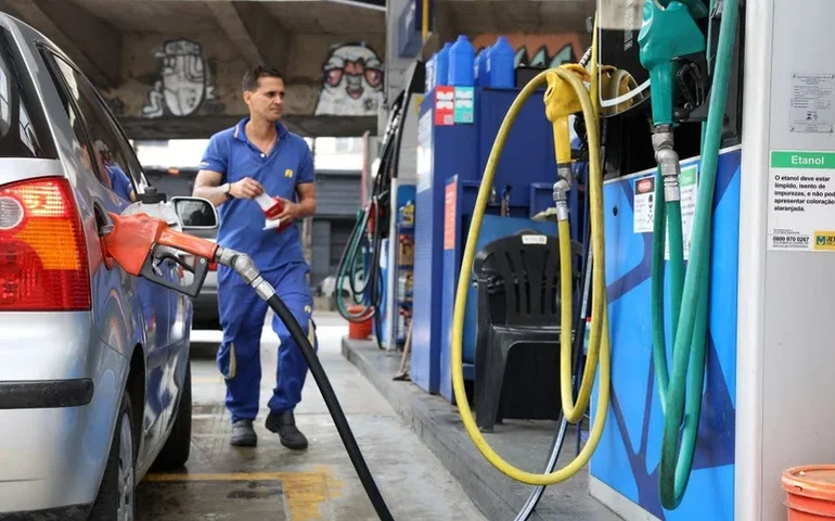 Governo publica MP e decretos com novas medidas para conter alta dos combustíveis