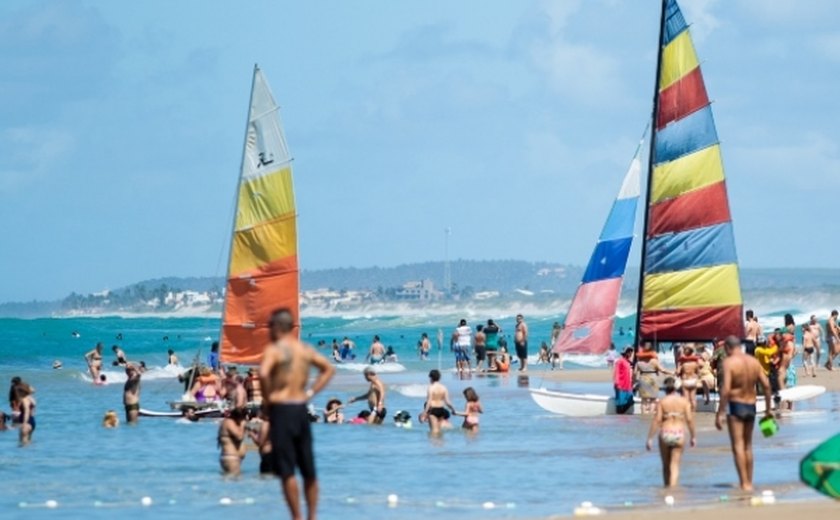 Verão aquece turismo e deve atrair 500 mil visitantes a Alagoas