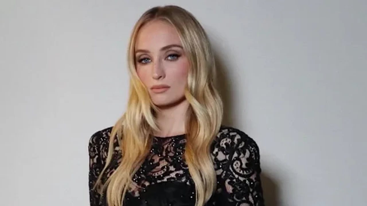Sophie Turner sofre lesão nas costas e paralisa filmagens de 'Tomb Raider'