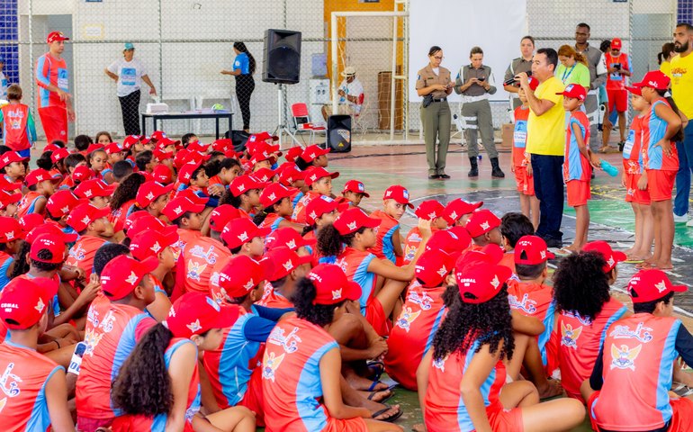 Detran leva conscientização no trânsito para crianças do Projeto Golfinho em Porto de Pedras