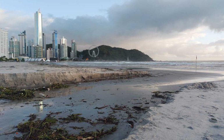 Balneário Camboriú: Chuvas deixam valas em praia alargada