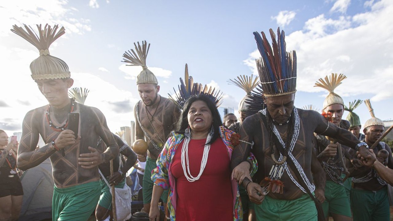 Indígenas chegam em Brasília para o Acampamento Terra Livre