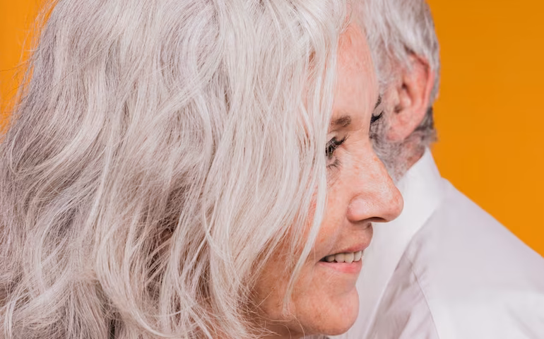 Por que arrancar cabelos grisalhos não resolve, segundo especialistas