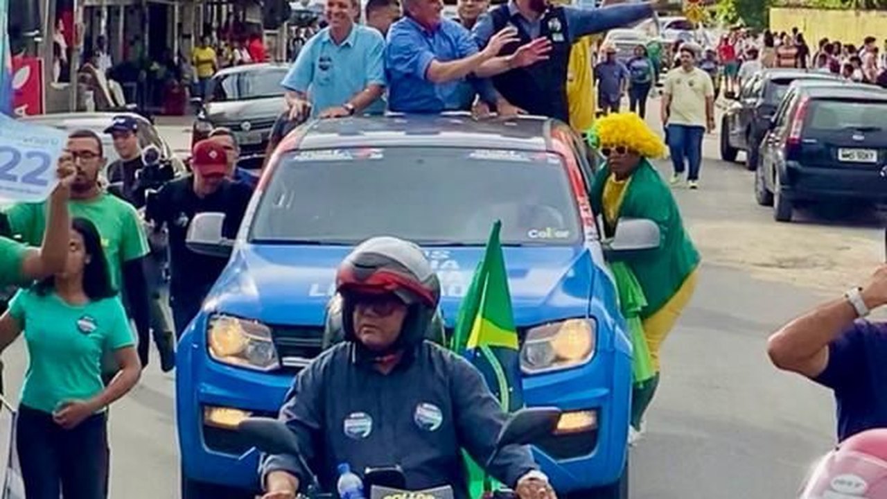 No Benedito Bentes, Collor dá pontapé inicial em campanha com grande carreata