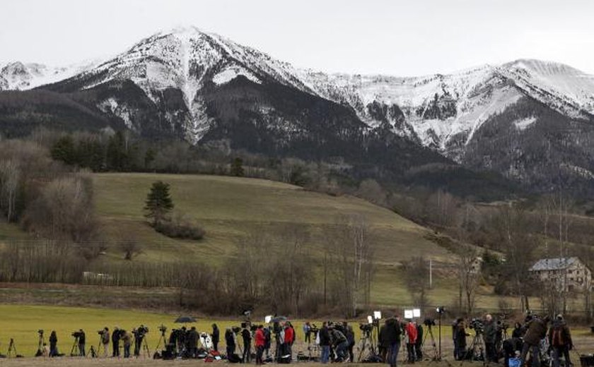 Equipes de resgate retomam busca por destroços do Airbus nos Alpes franceses