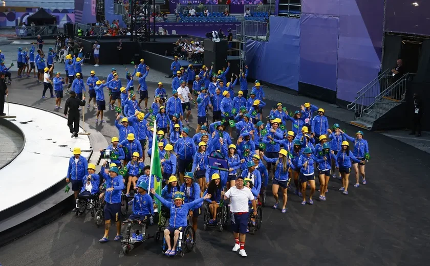 Brasil levanta Champs-Élysées durante a cerimônia de abertura dos Jogos Paralímpicos de Paris 2024