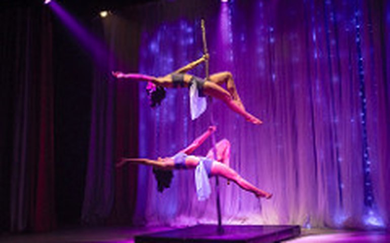 Pole dance artístico e cordel no palco do Teatro Deodoro