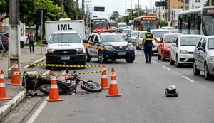 Tragédia no trânsito: passageira de moto por app morre após colisão no Antares; motorista do carro fugiu