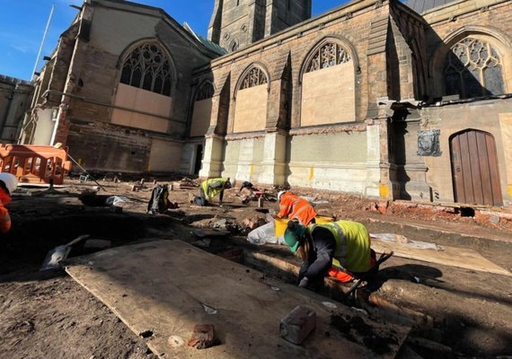 Arqueólogos descobrem um sepultamento de 123 indivíduos do século XII no Reino Unido (FOTOS)